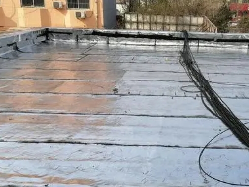 怒江卫生间漏水维修公司分享下怒江屋面楼顶防水刚性防水层施工要点。